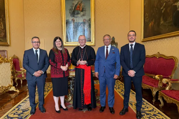 Il cardinale Pietro Parolin è in piedi tra Varsen Aghabekian, ministro degli Esteri dell'Autorità Palestinese, e Issa Kassisieh, ambasciatore della Palestina presso la Santa Sede, insieme ad altri due membri della delegazione durante un incontro tenutosi il 1° settembre in Vaticano. / Ambasciata di Palestina presso la  Santa Sede