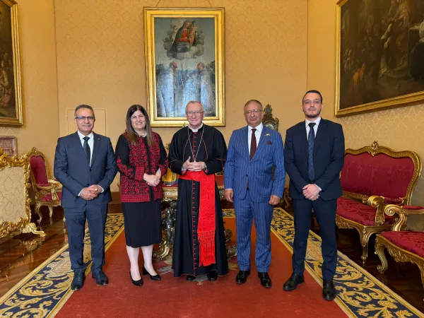 Ministro degli Esteri di Palestina in Vaticano | Il cardinale Pietro Parolin è in piedi tra Varsen Aghabekian, ministro degli Esteri dell'Autorità Palestinese, e Issa Kassisieh, ambasciatore della Palestina presso la Santa Sede, insieme ad altri due membri della delegazione durante un incontro tenutosi il 1° settembre in Vaticano. | Ambasciata di Palestina presso la  Santa Sede