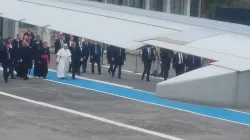 Leone XIV verso l'aeroplano che lo porterà in Libano, Aeroporto Atatürk, Istanbul, 30 novembre 2025 / Elias Turk / EWTN