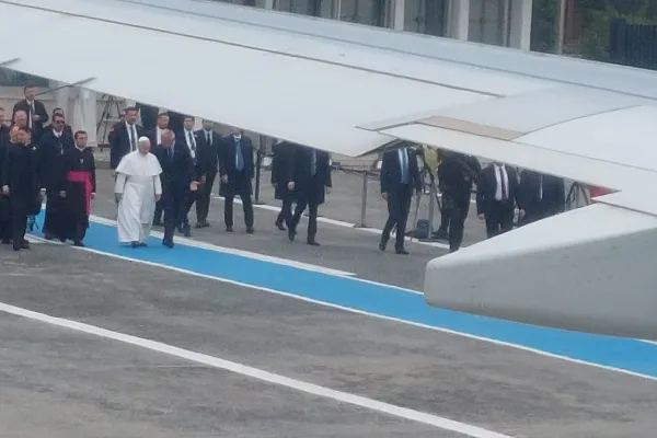 Leone XIV verso l'aeroplano che lo porterà in Libano, Aeroporto Atatürk, Istanbul, 30 novembre 2025 / Elias Turk / EWTN