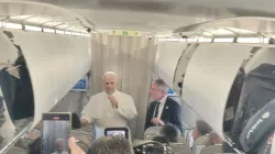 Leone XIV durante la conferenza stampa in aereo sul volo Istanbul - Beirut, 30 novembre 2025 / Elias Turk / EWTN
