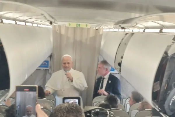 Leone XIV durante la conferenza stampa in aereo sul volo Istanbul - Beirut, 30 novembre 2025 / Elias Turk / EWTN
