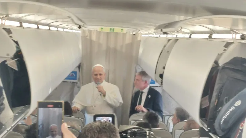 Leone XIV, conferenza stampa in aereo | Leone XIV durante la conferenza stampa in aereo sul volo Istanbul - Beirut, 30 novembre 2025 | Elias Turk / EWTN