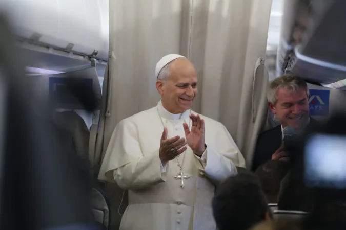 Leone XIV in aereo | Leone XIV durante la conferenza stampa in aereo di ritorno dal Libano, 2 dicembre 2025 | Elias Turk / EWTN