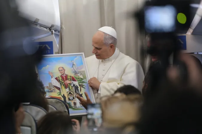 Leone XIV in aereo | Leone XIV durante la conferenza stampa in aereo di ritorno dal Libano, 2 dicembre 2025 | Elias Turk / EWTN