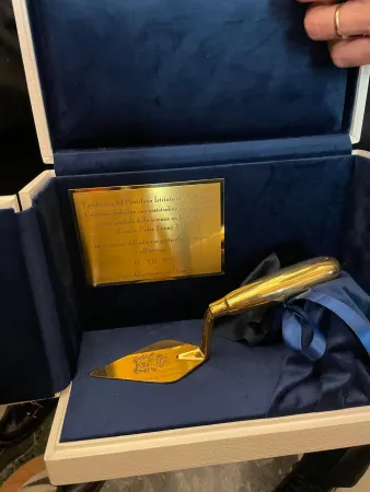 Il trowel regalato al Papa | | Acistampa
