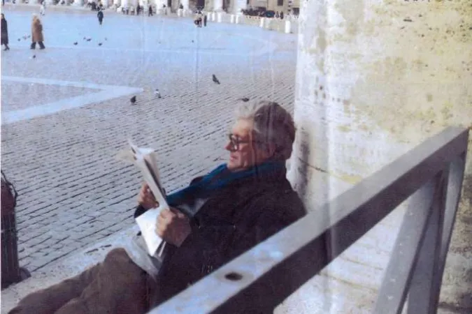 Willy | Willy mentre legge sotto il colonnato, 1985 | Paul Badde/CNA