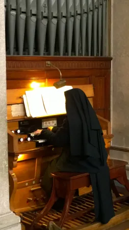 Un benedettina all'organo di Santa Cecilia | | OB