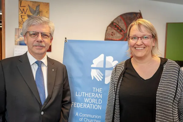 Michel Roy, segretario generale di Caritas Internationalis, incontra Maria Immonen, direttore del World Service, nella sede della Lutheran World Federation di Ginevra, 4 aprile 2019  / Lutheran World Federation 
